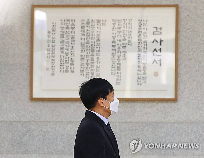 '검사선서' 지나는 이성윤 전 중앙지검장 추미애 전 법무부 장관 시절 윤석열 당시 검찰총장을 사퇴시킬 목적으로 이른바 '찍어내기' 감찰이 이뤄졌다는 의혹과 관련해 당시 서울중앙지검장을 지낸 이성윤 법무연수원 연구위원이 2022년 12월 16일 검찰 조사를 받기 위해 서울 서초구 서울중앙지검에 출석해 로비에 걸린 검사선서 앞을 지나고 있다. [연합뉴스 자료사진]