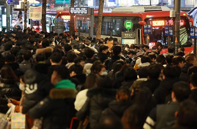 지난 4일 저녁 서울 명동에서 시민들이 퇴근을 하기 위해 버스를 기다리고 있다. (사진=연합뉴스)