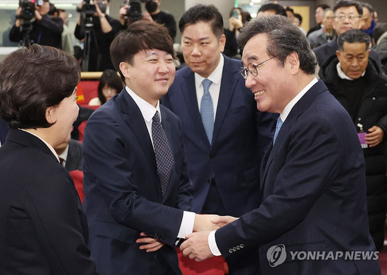 신당 창당을 추진 중인 이준석 개혁신당 정강정책위원장과 이낙연 전 더불어민주당 대표가 9일 국회 의원회관에서 열린 한국의희망 양향자 대표 출판기념회에서 악수하고 있다. 〈사진=연합뉴스〉