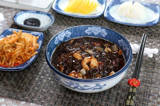 삶도 음식도 선택의 연속이다. 침이 꼴깍 넘어오게 하는 짜장면을 먹을까 말까? 잘 알고 있지만 지키기 힘든 게  바로 건강과 관련된 음식 선택 문제다. [사진=게티이미지뱅크]