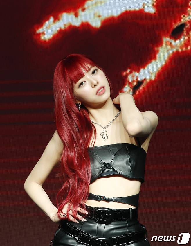 그룹 있지(ITZY) 유나가 8일 오후 서울 영등포구 콘래드 호텔에서 진행된 새 미니 앨범 '본 투 비(BORN TO BE)' 발매 기념 쇼케이스에서 매력을 발산하고 있다. ⓒ News1 권현진 기자