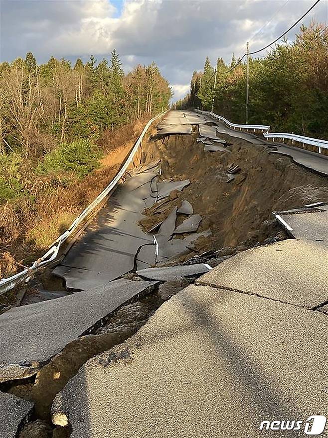2일(현지시간) 일본 이시카와현 시카 지역의 한 도로가 지진으로 무너진 모습. 2024.01.02 ⓒ AFP=뉴스1 ⓒ News1 정지윤 기자