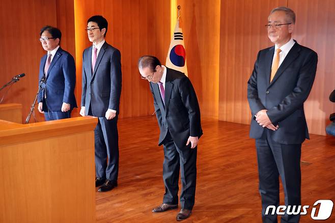 윤세영 태영그룹 창업회장이 9일 오전 서울 영등포구 태영건설 여의도 사옥에서 워크아웃 관련 기자회견에 앞서 인사를 하고 있다. 2024.1.9/뉴스1 ⓒ News1 황기선 기자