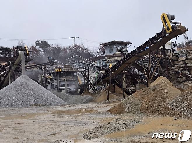 B토건이 금산군 군북면 보광리  산지 원상복구현장에서 골재와 모래를 채취하는 모습.  / 뉴스1 ⓒ News1 백운석 기자