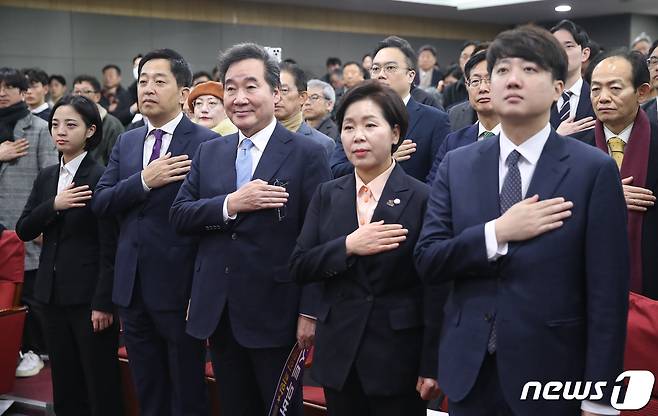 9일 오전 서울 여의도 국회 의원회관에서 열린 양향자 한국의희망 대표 출판기념회에서 참석자들이 국민의례를 하고 있다. 왼쪽부터 류호정 정의당 의원, 금태섭 새로운선택 공동대표, 이낙연 전 더불어민주당 대표, 양향자 한국의희망 대표, 이준석 개혁신당(가칭) 정강정책위원장. 2024.1.9/뉴스1 ⓒ News1 임세영 기자