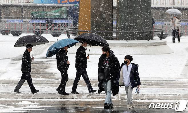 9일 오전 서울 용산구 전쟁기념관에서 시민들이 펑펑 내리는 눈 사이로 걷고 있다.2024.1.9/뉴스1 ⓒ News1 김진환 기자