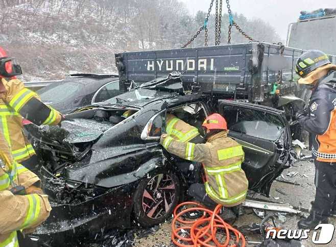 경기 이천 제2중부고속도로 신둔IC 일대 추돌 사고 현장 모습(경기도소방재난본부 제공) ⓒ 뉴스1