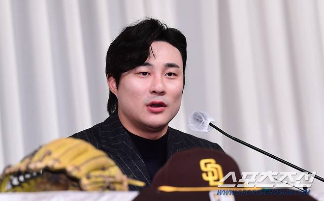 MLB 샌디에이고 파드리스 김하성이 20일 삼성동 리베라호텔에서 열린 기자회견에서 소감을 말하고 있다.  김하성은 골든글러브 2개 부문(2루수, 유틸리티) 최종 후보에 올랐고, 유틸리티 부문 골든글러브를 수상했다.  삼성동=최문영 기자 deer@sportschosun.com