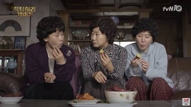 어머니들끼리 모여 고구마 등을 까먹으며 수다 떨면서 흉도 보고 고민도 함께 나누는 모습은 과거 대표적인 한국적 풍경이었다. 사진은  드라마 ‘응답하라, 1988’의 한 장면.  /tvN 제공