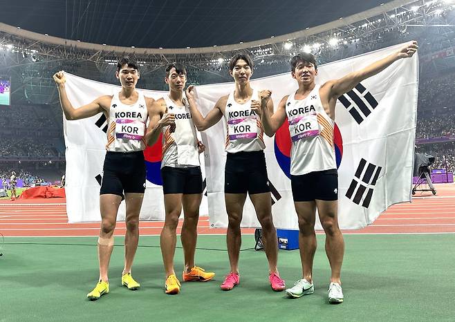 항저우 아시안게임 남자 400ｍ 계주 결선에서 동메달을 차지한 대한민국 선수들이 태극기를 펼치며 기뻐하고 있다.왼쪽부터 고승환,이재성,김국영,이정태. /김동환 기자