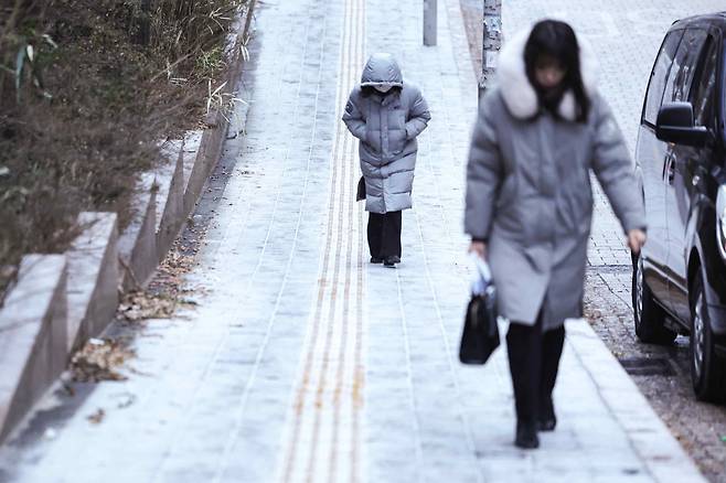 많은 눈이 예보된 9일 오전 서울 중구 을지로입구역 인근에서 시민들이 눈이 쌓인 오르막길을 걷고 있다./연합뉴스