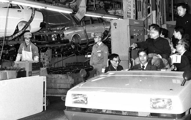 덩샤오핑이 1978년 10월 24일 일본 가나가와현 자마시의 닛산 자동차 공장을 시찰하고 있다. 덩은 중국 현대화를 위해 일본의 기술과 경험이 필요하다고 요청했다. /게티이미지코리아