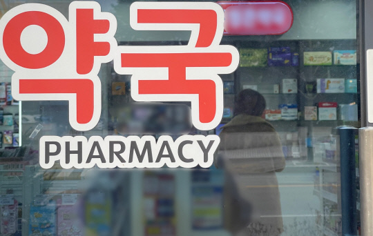 대전 서구 둔산동의 한 약국에서 시민이 처방전에 따라 약을 구매하고 있다. 사진=최다인 기자