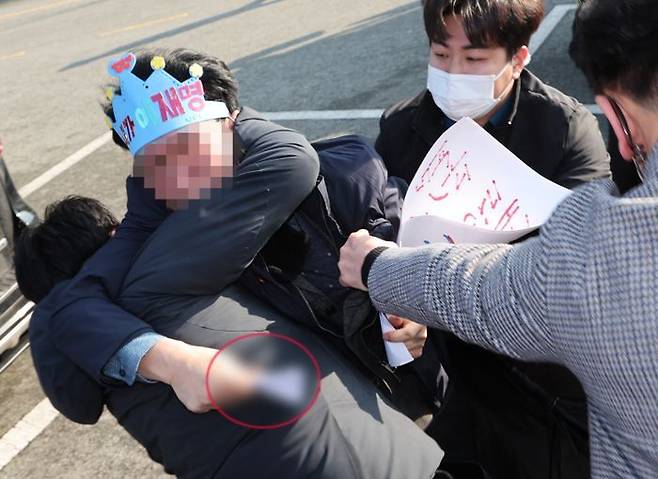 지난 2일 오전 부산 강서구 대항전망대에서 이재명 더불어민주당 대표를 흉기로 피습한 옹의자가 흉기를 든 채 경찰에 제압되고 있다. ⓒ뉴시스