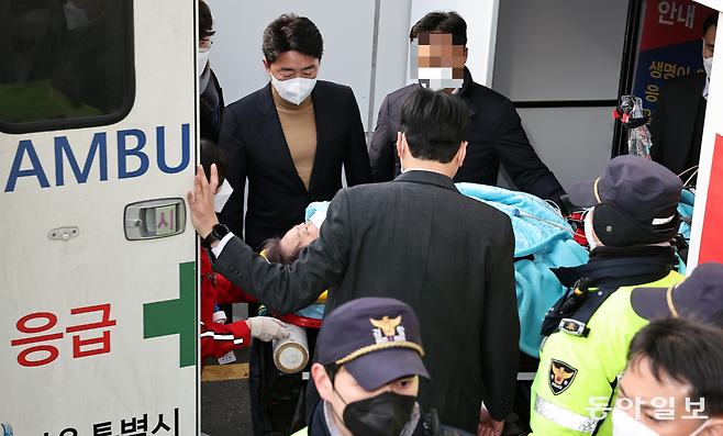 2일 부산 강서구 가덕도 신공항 부지에서 습격당한 더불어민주당 이재명 대표가 오후 3시 18분경 구급차에서 내려 서울 종로구 서울대병원 응급의료센터로 들어가고 있다. 이 대표는 피습 직후 부산대병원에서 응급처치받은 뒤 헬기를 타고 서울 용산구 노들섬으로 이송됐고, 노들섬에 대기 중이던 구급차에 실려 서울대병원으로 옮겨졌다. 양회성 기자 yohan@donga.com