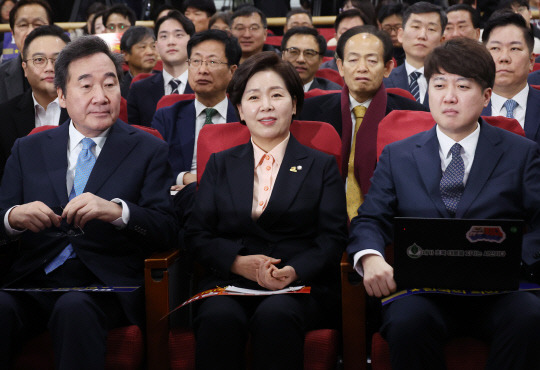 신당 창당을 추진 중인 이준석 전 국민의힘 대표(오른쪽부터)와 양향자 한국의 희망 대표, 이낙연 전 더불어민주당 대표가 9일 국회 의원회관에서 열린 양 대표의 출판기념회에 나란히 앉아 있다.<연합뉴스>