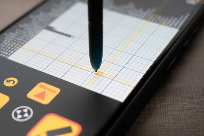 S펜으로 터치한 곳 옆이 눌린 모습