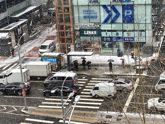 9일 서울 서초구 강남대로에 폭설이 내리고 있다. 사진=김경수 기자