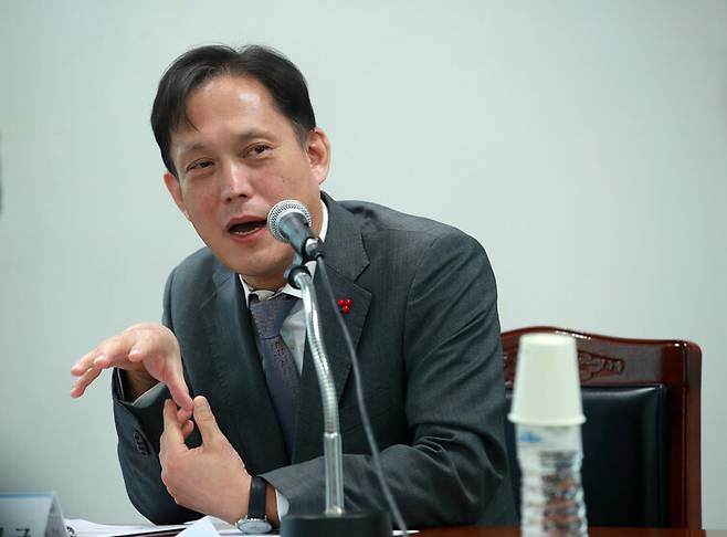 김태규 국민권익위원회 부위원장이 지난달 20일 오후 원주시 문막읍 동화농공단지 관리사무소에서 열린 강원지역 산업단지 기업 고충 현장 회의에서 발언하고 있다. 연합뉴스