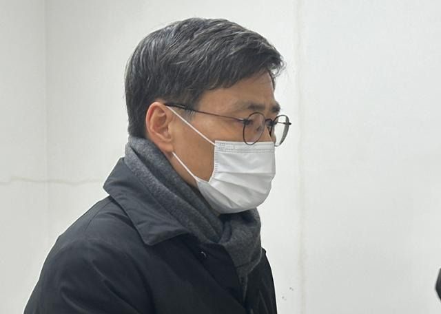 이문기 전 행정중심복합도시건설청장이 8일 오후 구속 전 피의자신문(영장 실질심사)를 받기 위해 대전지법에 출석하고 있다. 뉴스1