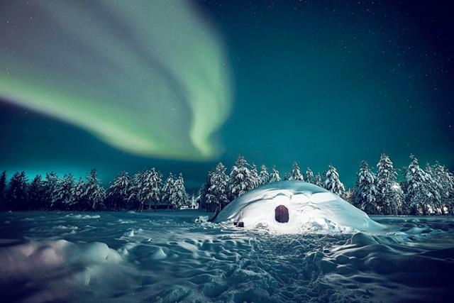 핀란드 라플란드 지역 펠코센니에미의 '스노 이글루'. 얼음 돔 숙소로 기상에 따라 오로라를 감상할 수도 있다. 에어비앤비 제공