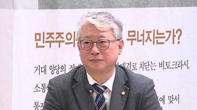 출판기념회 연 조응천 의원