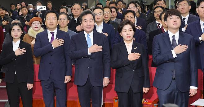 참석자들이 국민의례 하고 있다. 강정현 기자