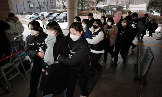 용산 대통령실 진입을 시도하다 붙잡힌 한국대학생진보연합(대진연) 회원들이 9일 오전 마포구 서울서부지방법원에서 열린 구속 전 피의자 심문(영장실질심사)에 출석하기 위해 법정으로 향하고 있다.   연합뉴스