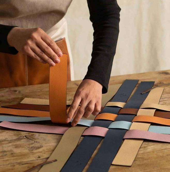 남은 가죽으로 탄생한 우븐 바스켓 백 제작 방법(사진⑤)
사진;로에베 코리아