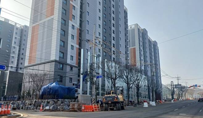 항공기 안전 운항을 위한 고도 제한 지역임에도 불구하고 높이를 초과해 지은 김포고촌역지역주택아파트. 독자제공