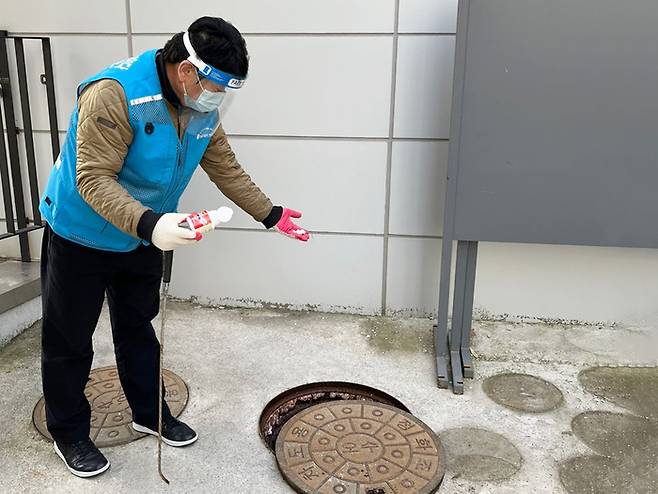 서울 강남구의 한 주택가에서 모기유충 방역 작업이 진행 중이다. 강남구 제공.