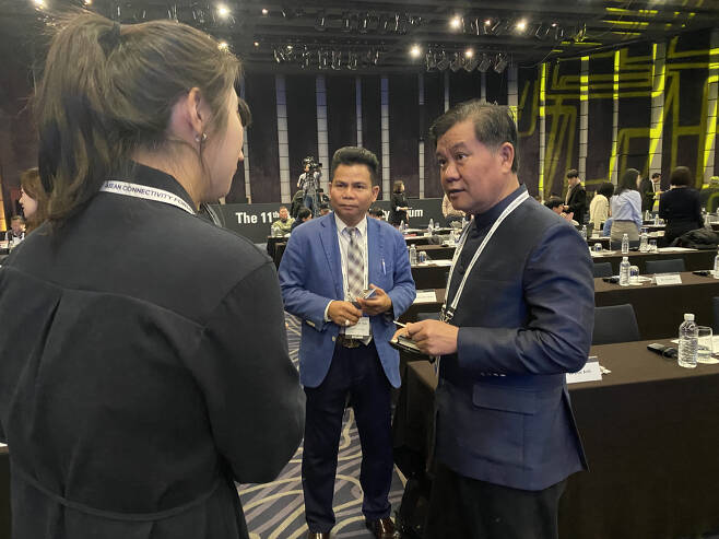 Laos Ambassador to Korea Songkane Luangmuninthone interacts with guests and attendees at 11th ASEAN Connectivity Forum held at Westin Josun in Jung-gu, Seoul on Tuesday. (ASEAN-Korea Center)