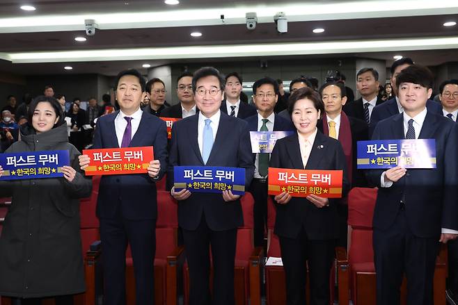 신당 창당을 추진 중인 이준석 전 국민의힘 대표(오른쪽부터)와 한국의희망 양향자 대표, 이낙연 전 더불어민주당 대표, 새로운선택 금태섭 공동대표, 정의당 류호정 의원이 9일 국회 의원회관에서 열린 양 대표의 출판기념회에서 포즈를 취하고 있다. [사진출처 = 연합뉴스]