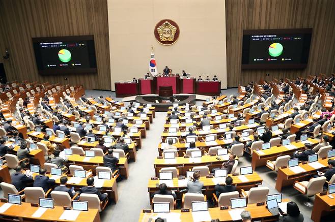 9일 오후 서울 여의도 국회 본회의장에서 열린 제411회 국회(임시회) 제4차 본회의에서 화학물질관리법 일부개정법률안(대안)이 재석 225인 중 찬성 177표, 반대 10표, 기권 38표로 가결되고 있다. / 사진=뉴스1 이승배 기자