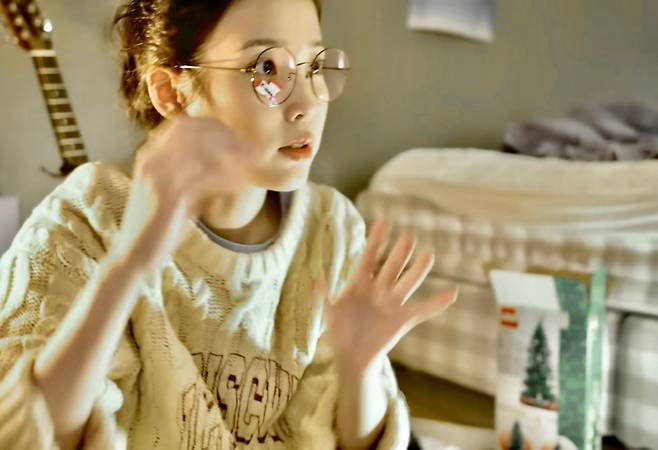 아이유가 공개한 V로그 영상 가운데, 침실에서 스웨덴 브랜드 해스텐스(Hästens) 침대가 포착된 모습. 아이코닉한 체크 패턴 디자인이다. 평소 불면증을 겪는 아이유가 숙면을 위해 선택한 침대로 대중의 관심을 샀다. [유튜브 '아이유TV']