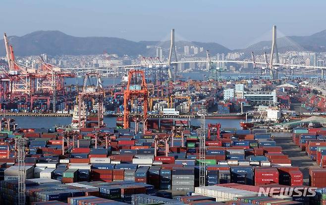 [부산=뉴시스] 하경민 기자 = 산업통상자원부는 지난해 수출이 1년 전보다 7.4% 감소한 6326억9000만 달러(821조8643억원), 수입은 12.1% 감소한 6426억7000만 달러(834조8283억원)로 집계됐으며, 무역수지는 99억7000만 달러 적자를 기록하며 2년 연속 적자를 냈다고 1일 밝혔다. 이날 부산 남구 신선대(사진 아래) 및 감만(위)부두 야적장에 컨테이너가 가득 쌓여 있다. 2024.01.01. yulnetphoto@newsis.com