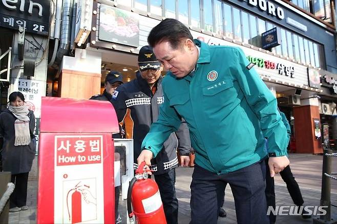 [안양=뉴시스] 최대호 시장 점검 현장. (사진=경기 안영시 제공) 2024.01.09. photo@newsis.com