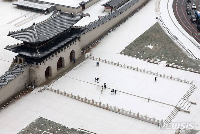 [서울=뉴시스] 배훈식 기자 = 서울과 경기 지역 대설주의보 등 전국에 많은 눈이 내린 9일 오전 서울 종로구 광화문 월대에서 관광객들이 사진을 찍고 있다. 2024.01.09. dahora83@newsis.com