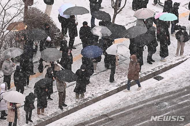 [수원=뉴시스] 김종택 기자 = 수도권 지역에 눈이 내린 26일 오전 경기도 수원시 영통구 망포역 인근 버스정류장에서 출근길 시민들이 버스를 기다리고 있다. 2023.01.26. jtk@newsis.com