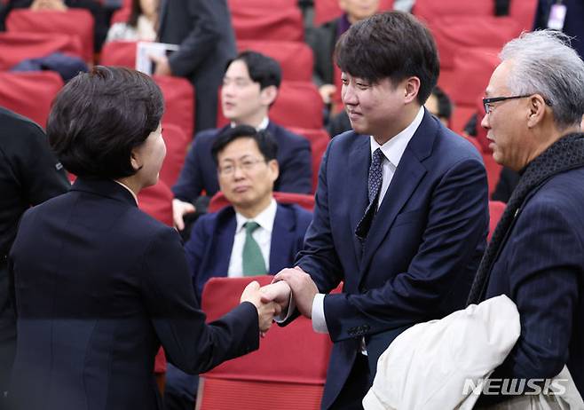 [서울=뉴시스] 추상철 기자 = 이준석 전 국민의힘 당 대표가 9일 오전 서울 여의도 국회에서 열린 양향자 한국의희망 대표 출판기념회에서 양향자 대표와 인사하고 있다. 2024.01.09. scchoo@newsis.com