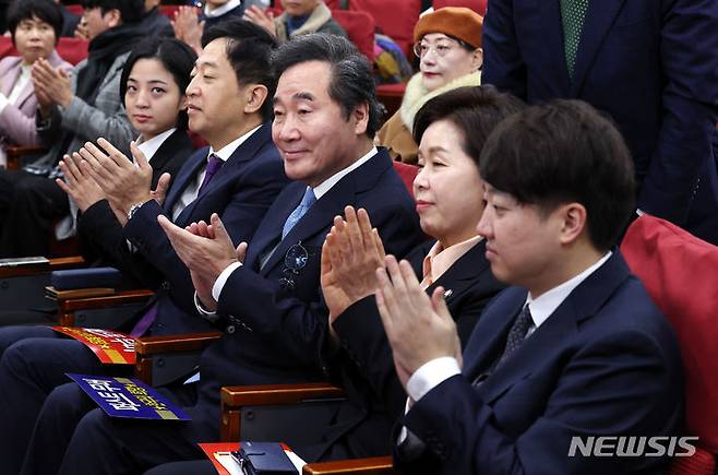 [서울=뉴시스] 추상철 기자 = 이준석(오른쪽부터) 전 국민의힘 당 대표와 양향자 한국의희망 대표, 이낙연 전 더불어민주당 대표, 금태섭 새로운선택 공동대표, 류호정 정의당 의원이 9일 오전 서울 여의도 국회에서 열린 양향자 한국의희망 대표 출판기념회에서 박수를 치고 있다. 2024.01.09. scchoo@newsis.com