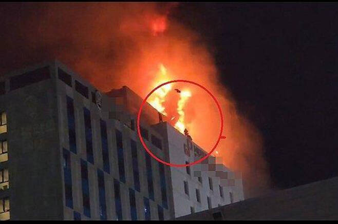 지난달 17일 오후 9시 1분쯤 불이나 54명의 부상자가 발생한 인천 남동구 한 호텔의 화재 당시 모습. 사진 연합뉴스