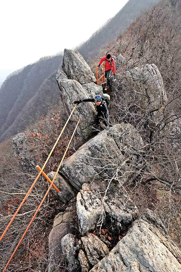 추락할 위험이 높은 절벽 구간에선 철난간이 매우 요긴했다.