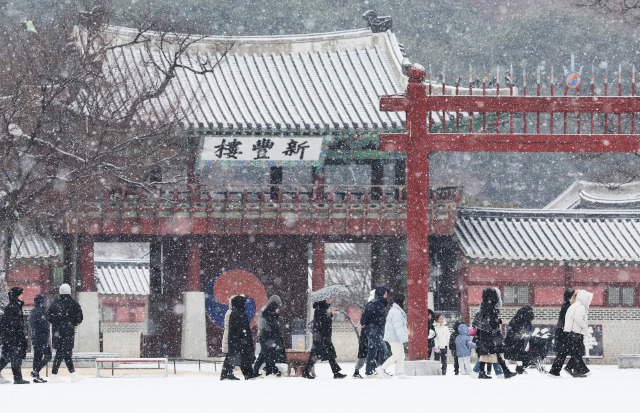 경기도 전역에 대설주의보가 발효된 9일 오전 경기도 수원시 팔달구 화성행궁에 눈이 내리고 있다. 연합뉴스