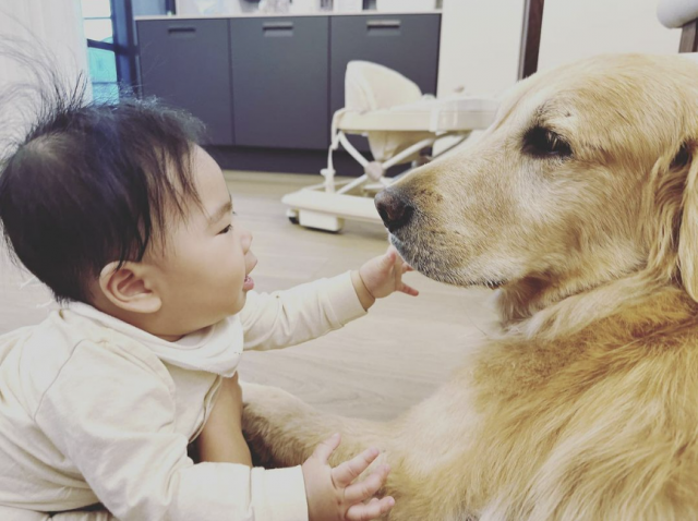 반려견 리오를 유독 좋아하는 딸 인서 양. 박인비 인스타그램