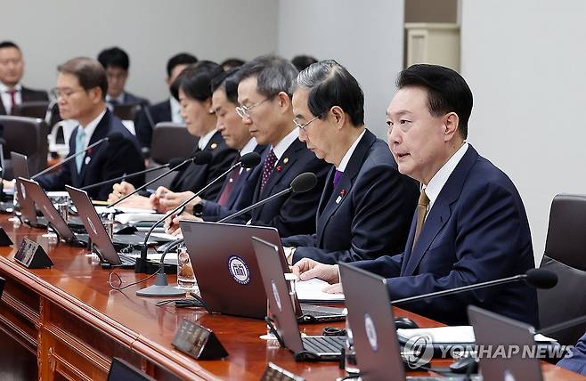 윤석열 대통령, 국무회의 발언 (서울=연합뉴스) 홍해인 기자 = 윤석열 대통령이 9일 서울 용산 대통령실 청사에서 열린 국무회의에서 발언하고 있다. 2024.1.9 [대통령실통신사진기자단] hihong@yna.co.kr