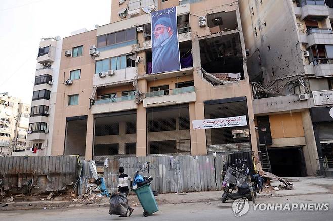 하마스 3인자가 드론 공격을 받아 폭사한 건물에 헤즈볼라 수장 나스랄라의 사진이 걸려 있다. [AFP=연합뉴스]