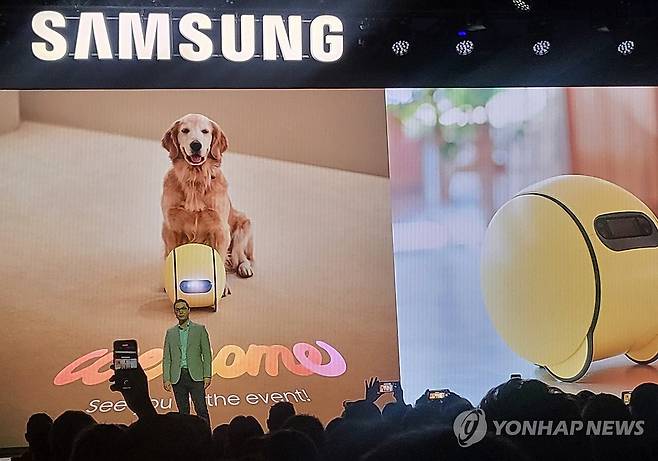 삼성 AI 집사 로봇 '볼리' (라스베이거스=연합뉴스) 장하나 기자 = 세계 최대 가전·IT 전시회 'CES 2024' 개막에 앞서 8일(현지시간) 열린 삼성전자 프레스 콘퍼런스에서 AI 집사 로봇 '볼리'가 공개되고 있다. 2024.1.9 hanajjang@yna.co.kr