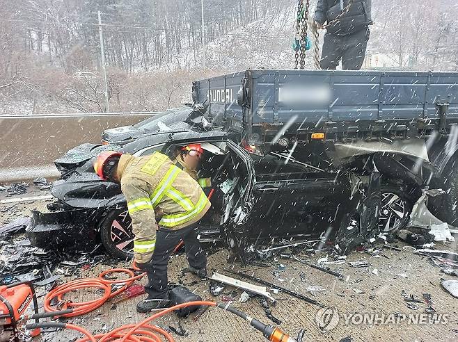 제2중부고속도로 신둔IC 부근서 눈길 다중추돌 발생 (이천=연합뉴스) 9일 오후 경기 이천시 신둔면 제2중부고속도로 신둔IC 부근 이천 방면 도로에서 다중 추돌사고가 발생했다.
    사고에는 차량 10여 대가 연루됐으며, 경상자가 다수 발생한 것으로 전해졌다. 사진은 사고 현장. 2024.1.9 [경기도소방재난본부 제공. 재판매 및 DB 금지] sol@yna.co.kr