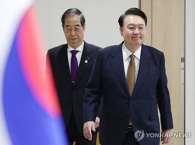 국무회의 입장하는 윤석열 대통령과 한덕수 총리 (서울=연합뉴스) 홍해인 기자 = 윤석열 대통령과 한덕수 국무총리가 9일 서울 용산 대통령실 청사에서 열린 국무회의에 입장하고 있다. 2024.1.9 [대통령실통신사진기자단] hihong@yna.co.kr